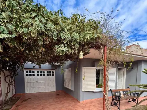 CASA EN VENTA  3 DORM SANTA GENOVEVA