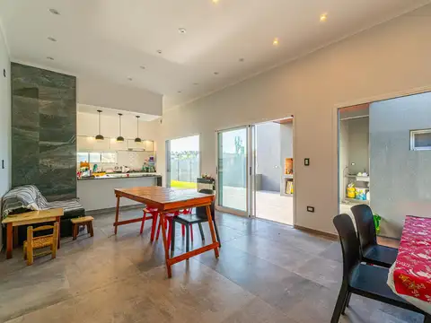 Casa 5 ambientes con 2 baños