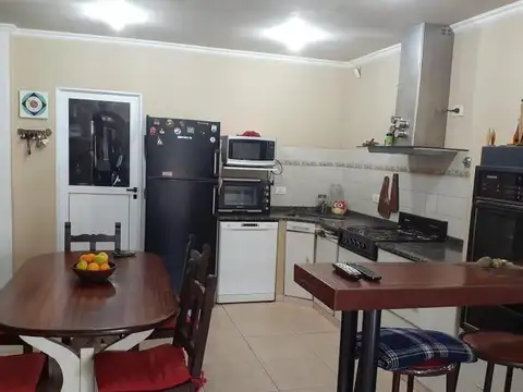 Casa 4 ambientes con 2 baños