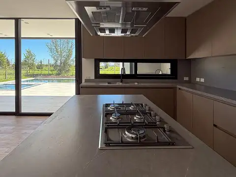 Casa 5 ambientes con 5 baños