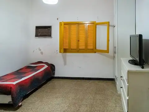 CASA DE PASILLO EN VENTA 2 DORMITORIOS TIRO SUIZO