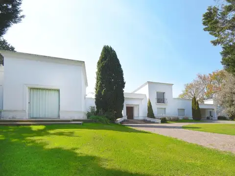 Casa en Venta con 3 cocheras