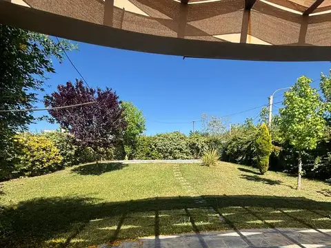 Casa en Alquiler con 1 cochera