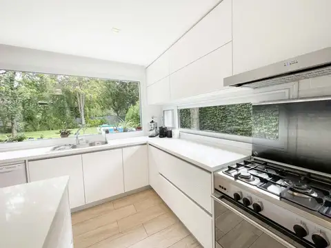 Casa en Venta con 3 cocheras