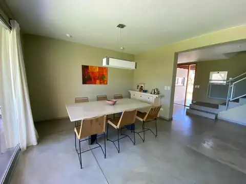 Casa 5 ambientes con 2 baños