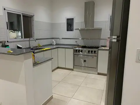 Casa 4 ambientes con 3 baños