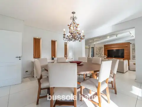 Casa 8 ambientes con 6 baños