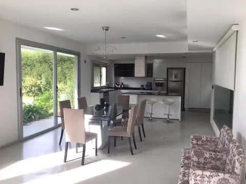 Casa en Venta con 4 cocheras