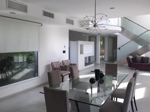 Casa 10 ambientes con 4 baños