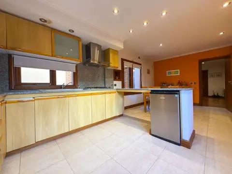 Casa en Venta con 3 cocheras