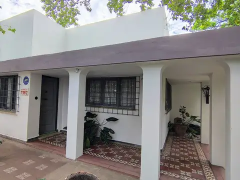 Venta de casa 2 dormitorios amplio patio Arguello