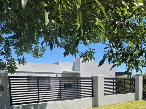 Venta casa de 3 dormitorios en punta chacra, roldán
