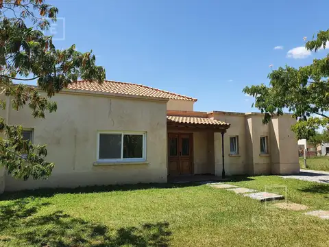 Casa 6 ambientes con 3 baños