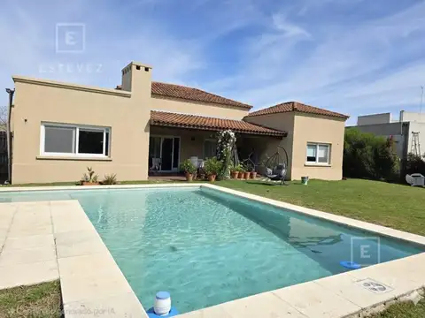 Casa de 4 dormitorios en venta. Pileta - Barrio Cerrado, Escobar, GBA Norte