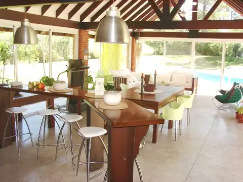 Casa 6 ambientes con 4 baños