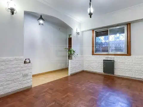 España  al 3200, esquina Borges