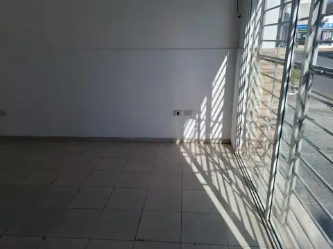 Alquilo Local con excelente ubicacion y visibilidad