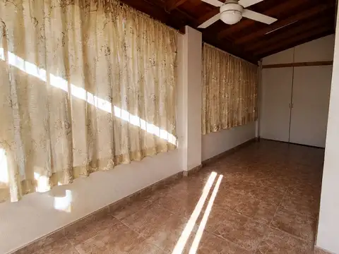Casa 6 ambientes con 2 baños