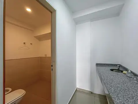 Local comercial con 2 privados y recepción en esquina de Abasto