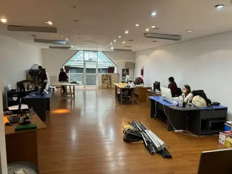 Oficina 8 ambientes con 4 baños