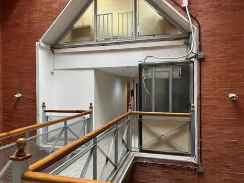 Oficina 8 ambientes con 4 baños