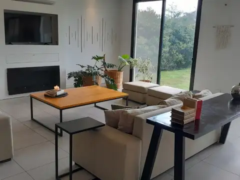 Casa en Alquiler con 1 cochera