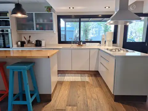 Casa en Alquiler con 4 cocheras