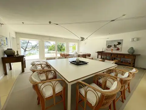 Casa 7 ambientes con 5 baños