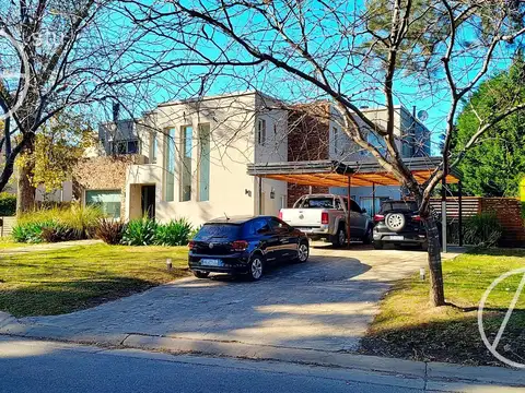 Casa en venta de 7 ambientes con pileta al lago en El Encuentro