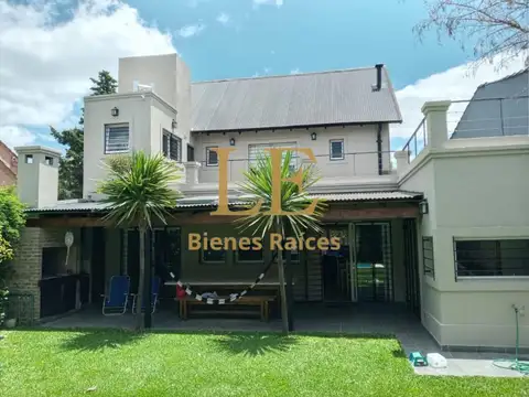 Casa en Venta con 2 cocheras