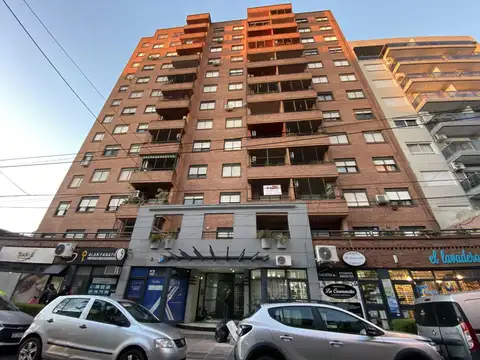 Departamento 3 ambientes con cochera. 4to piso. Orientación noreste