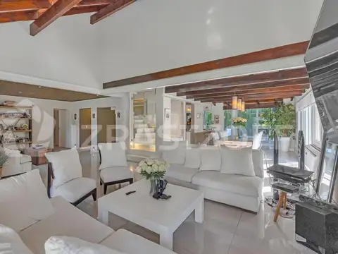 Casa en Venta con 4 cocheras