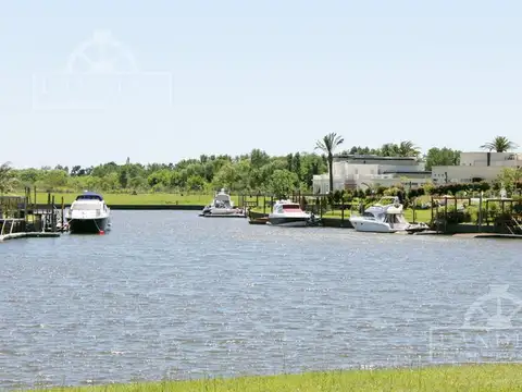 Gran lote al río en barrio náutico Albanueva