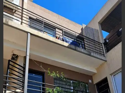 ALQUILER DE DEPARTAMENTO EN DUPLEX DE 3 AMB CON DOS BAÑOS y BALCON. PILETA EN EL COMPLEJO. BAJAS EXPENSAS