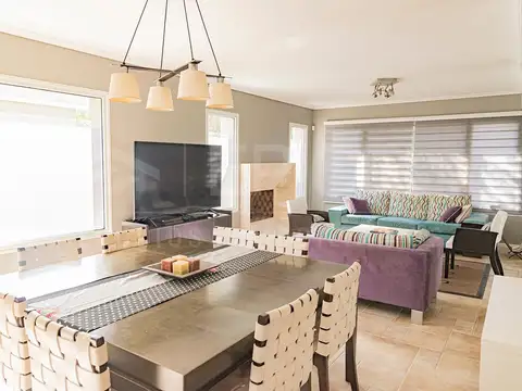 Casa 5 ambientes con 4 baños