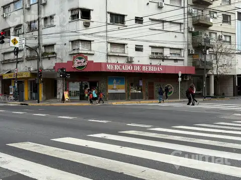 EXCELENTE LOCAL EN ESQUINA AV. CORDOBA Y LAPRIDA
