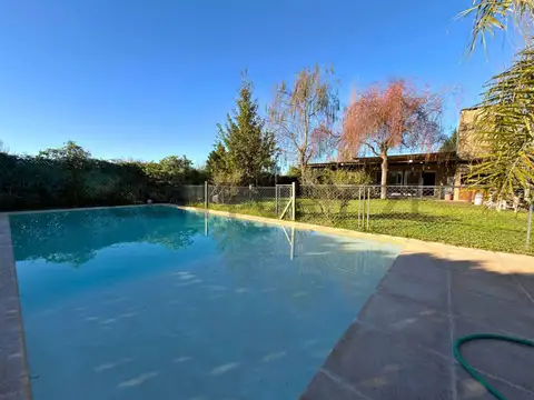 Venta | Casa de 2 Dormitorios con jardín y pileta en Punta Chacra, Roldán