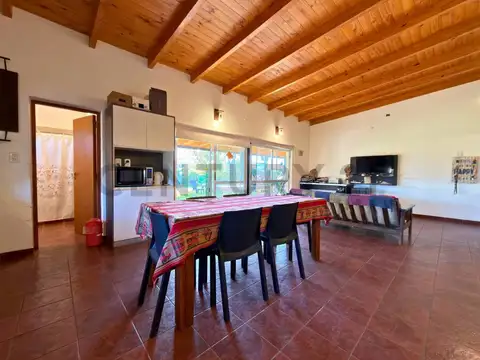 Venta | Casa de 2 Dormitorios con jardín y pileta en Punta Chacra, Roldán