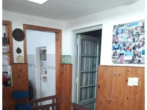 Depto. tipo casa de 2 habitaciones. Cocina comedor. Patio c/