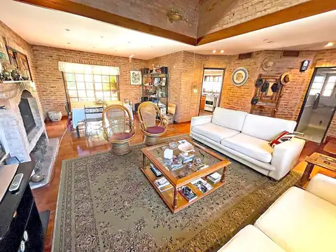 Casa en Venta con 2 cocheras