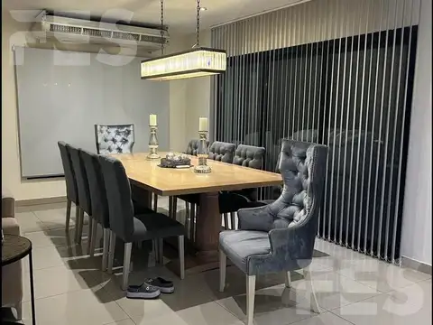 Casa en Venta con 7 cocheras