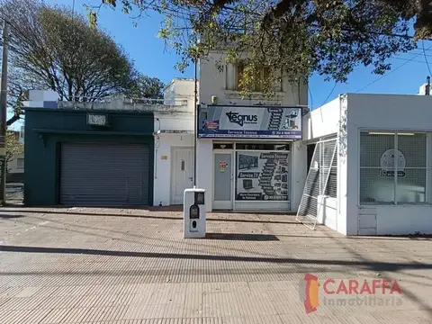 Venta en bloque: 4 locales + casa   av- caraffa al 2600