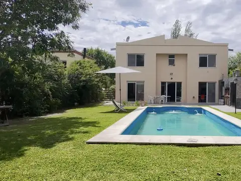 VENTA Valor oportunidad Casa en doble altura, amplia y luminosa con pileta en San Isidro Labrador Villanueva