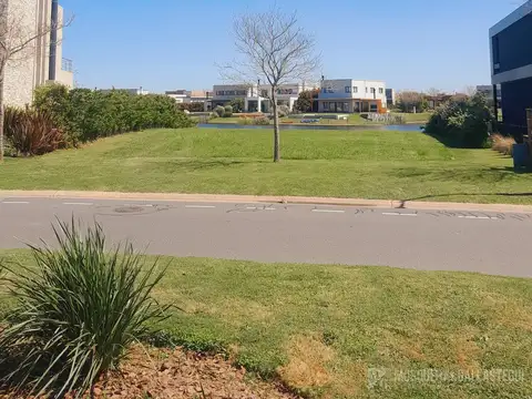 LOTE A LAGUNA. BARRIO CEIBOS. ORIENTACION OESTE. URGENCIA DE VENTA!