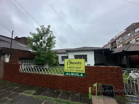 Casa en LOTE PROPIO. 4 AMBIENTES CON JARDIN Y PILETA