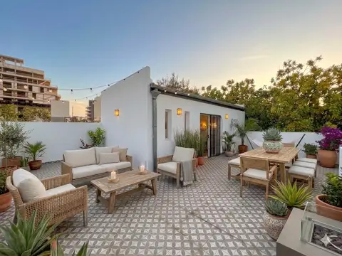 Casa en Villa Urquiza con cochera, patio con jardín, y terraza