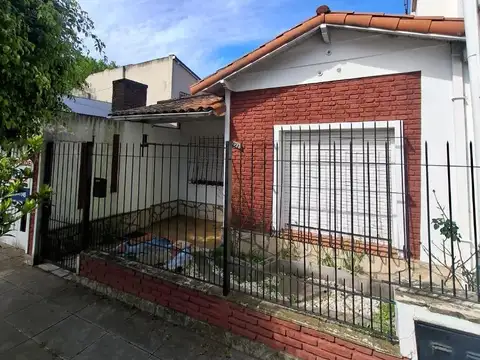 Chalet de 4 ambientes con cochera, patio y terraza