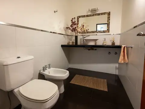 Venta Casa, 5 amb, quincho, 2 cocheras, pileta