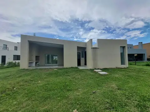 Casa en Venta con 4 cocheras