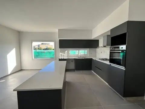 Casa en Venta con 4 cocheras